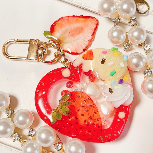 いちごみるくシェイカー◇シェイカーキーホルダー レジン 押し