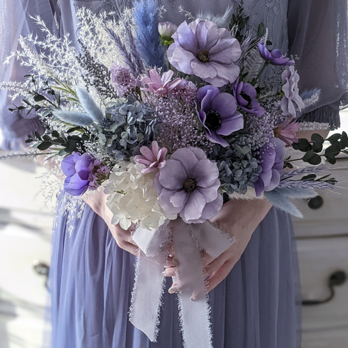 鮮やかブルーとパープルのクラッチブーケ ウエディングブーケ