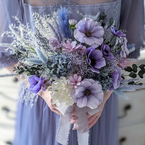 鮮やかブルーとパープルのクラッチブーケ ウエディングブーケ
