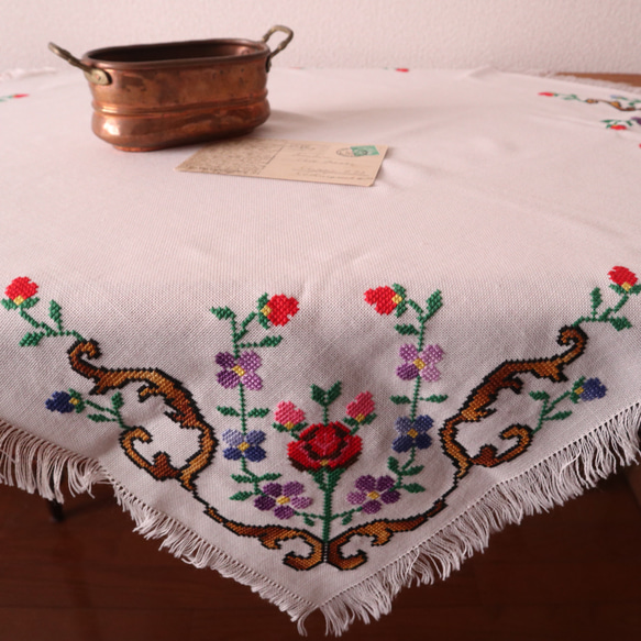 フランスの手仕事/バラやスミレのレトロな手刺繍 フリンジ付きテーブルクロス・生地 未使用 (ヴィンテージ) 7枚目の画像