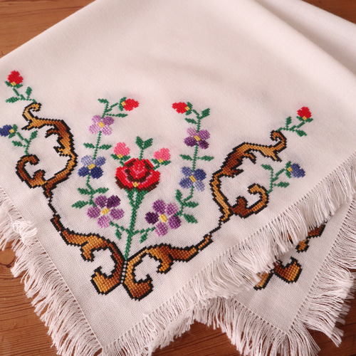 フランスの手仕事/バラやスミレのレトロな手刺繍 フリンジ付きテーブル