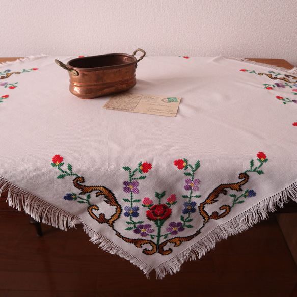 フランスの手仕事/バラやスミレのレトロな手刺繍 フリンジ付きテーブルクロス・生地 未使用 (ヴィンテージ) 8枚目の画像