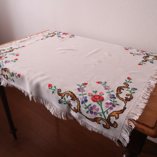 フランスの手仕事/バラやスミレのレトロな手刺繍 フリンジ付きテーブル