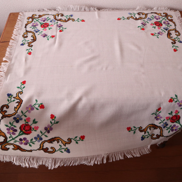 フランスの手仕事/バラやスミレのレトロな手刺繍 フリンジ付きテーブルクロス・生地 未使用 (ヴィンテージ) 2枚目の画像