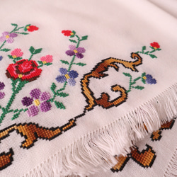 フランスの手仕事/バラやスミレのレトロな手刺繍 フリンジ付きテーブルクロス・生地 未使用 (ヴィンテージ) 15枚目の画像