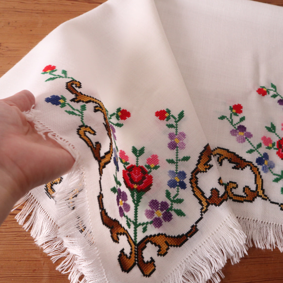 フランスの手仕事/バラやスミレのレトロな手刺繍 フリンジ付きテーブルクロス・生地 未使用 (ヴィンテージ) 11枚目の画像