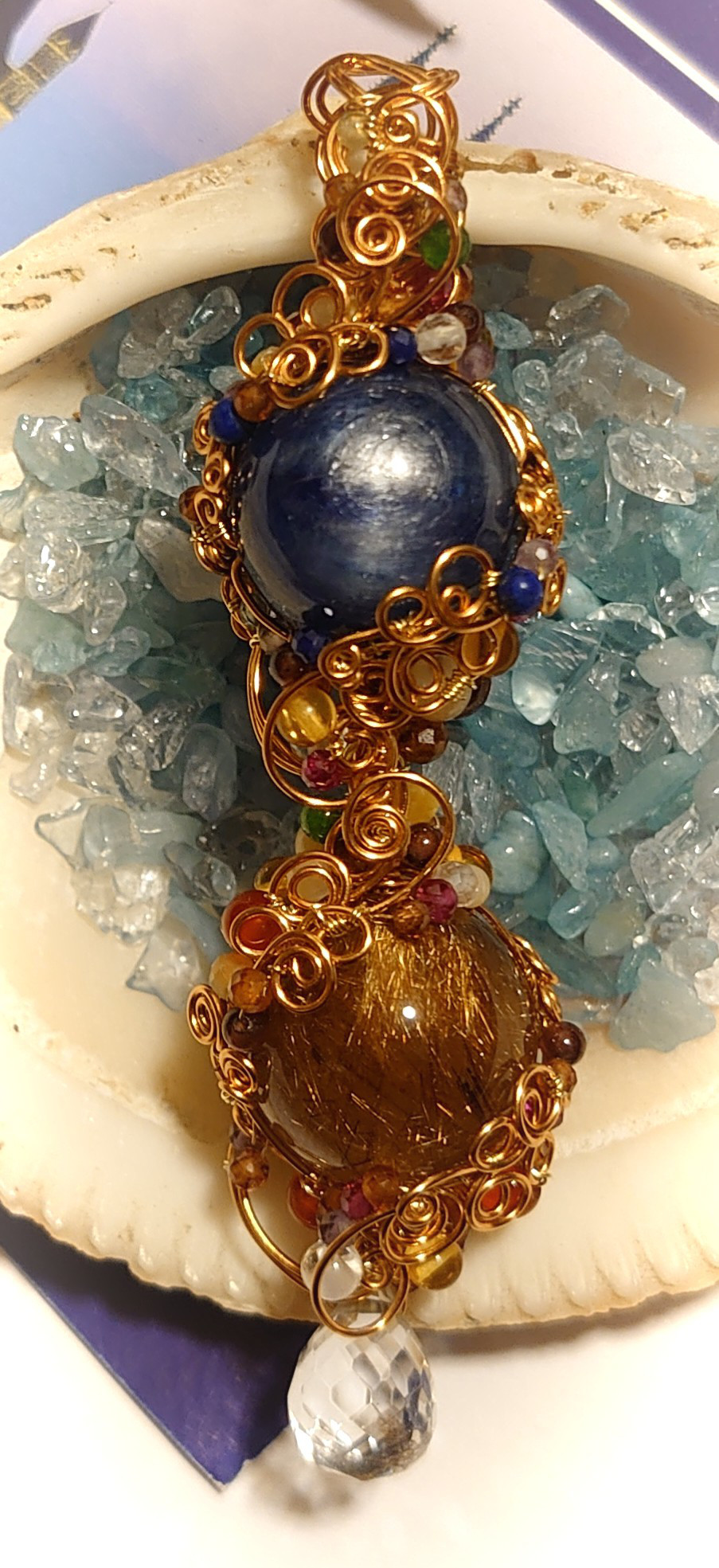 大玉１５ｍｍ　宝石質　天然色のカイヤナイト×ゴールドルチル　ワイヤーアート・ペンダント