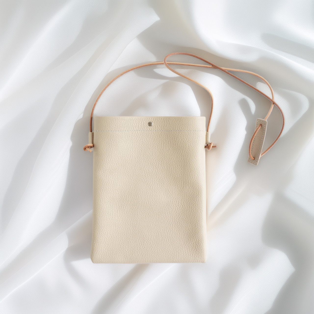 ペットボトルが入る ミニ肩パット付き シュリンクレザーサコッシュ 可憐で上品さと綺麗目 グレージュ 本革