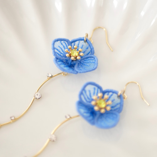 【LES CLEIAS】ヒマラヤポピーのイヤリング 幻のブルーポピーピアス/イヤリング (受注生産/オーガンジー刺繍