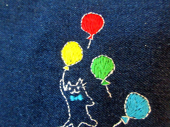 ネコの刺繍 デニムバッグ＊空飛ぶ風船猫ちゃん カラフルA 4枚目の画像