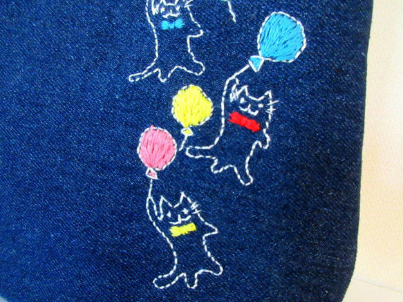 ネコの刺繍 デニムバッグ＊空飛ぶ風船猫ちゃん カラフルA 5枚目の画像