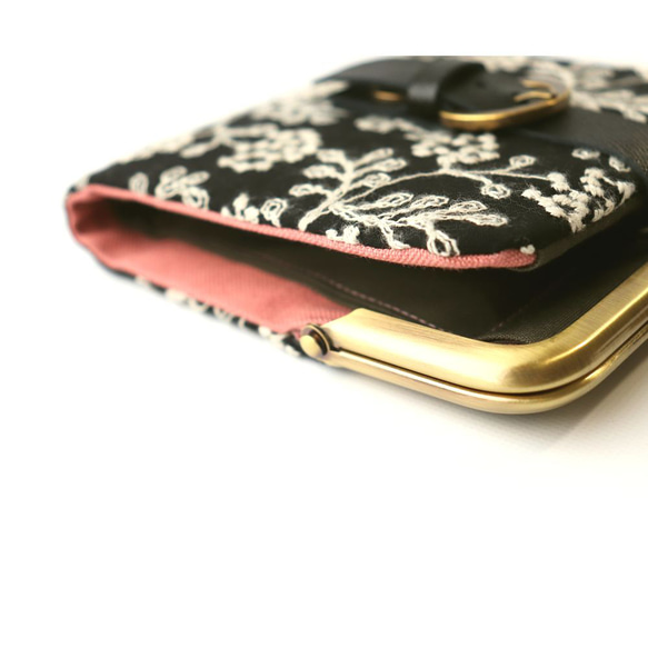 【受注製作】"ボタニカル刺繍"がま口二つ折り財布　【ブラック&ピンク】 10枚目の画像
