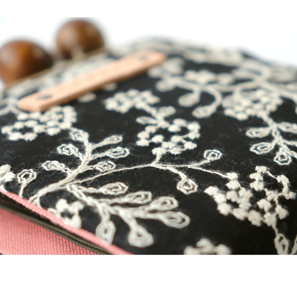 【受注製作】"ボタニカル刺繍"がま口二つ折り財布　【ブラック&ピンク】 9枚目の画像
