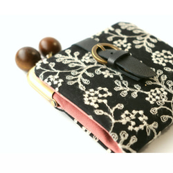 【受注製作】"ボタニカル刺繍"がま口二つ折り財布　【ブラック&ピンク】 8枚目の画像