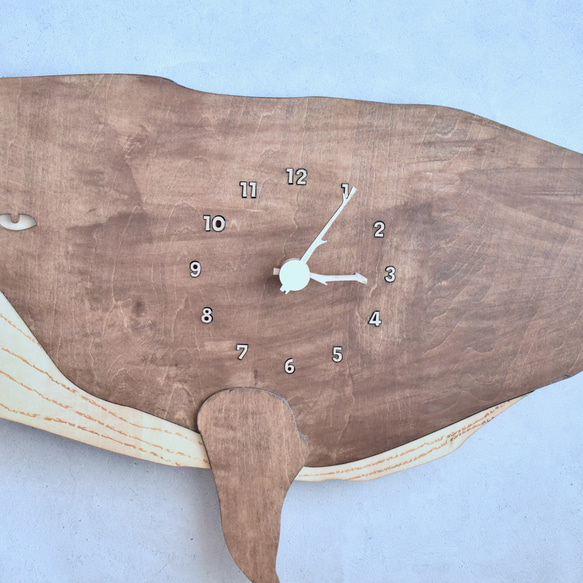 ナガスクジラが宇宙を泳ぐ＊メガサイズ 時計 木製 掛け時計 4枚目の画像