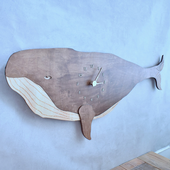 ナガスクジラが宇宙を泳ぐ＊メガサイズ 時計 木製 掛け時計 2枚目の画像