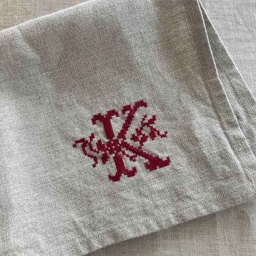 リネンクロス(青耳リネン） アルファベット刺繍 K ランチョン