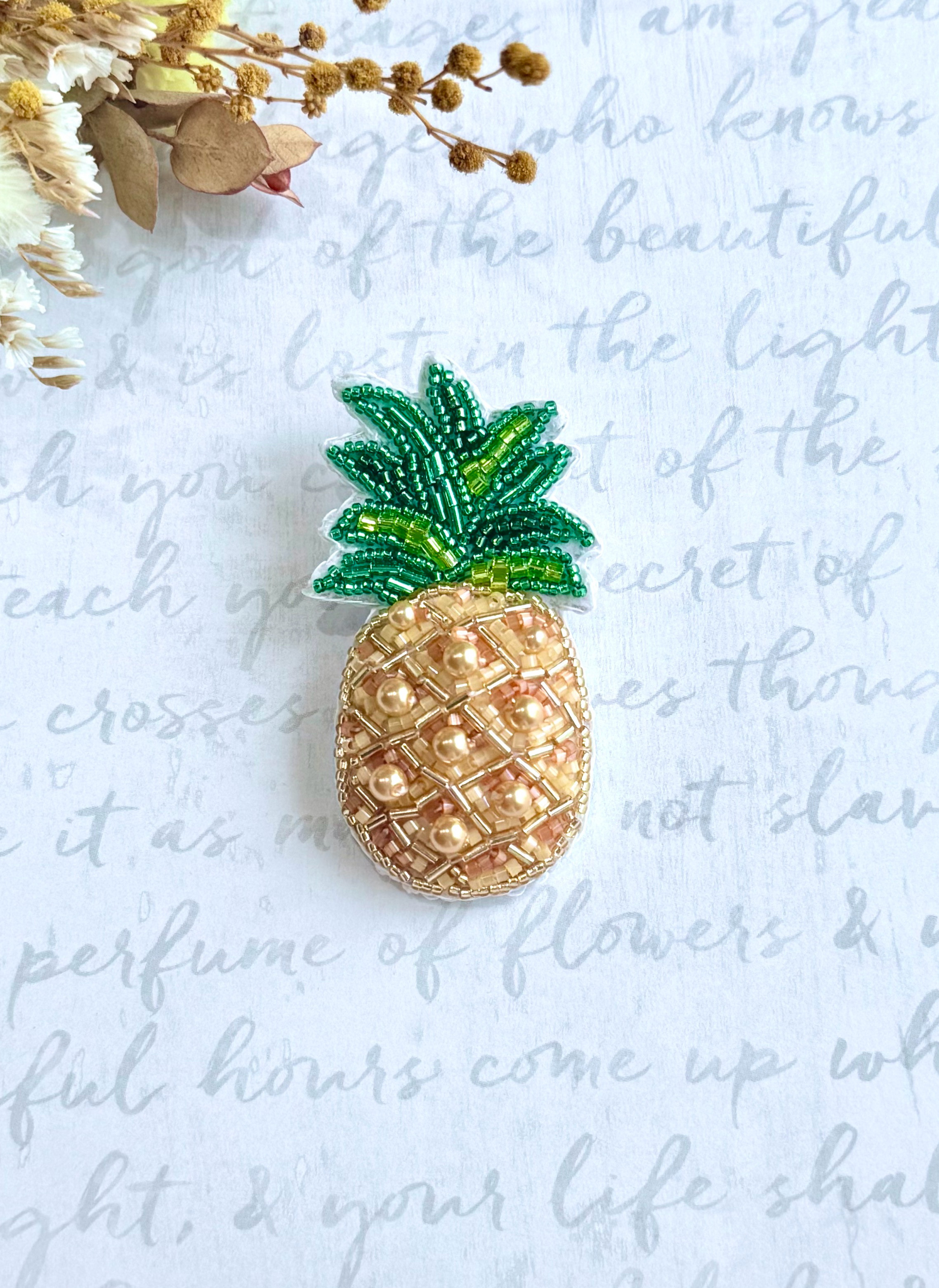 パイナップル ハンドメイドアクセサリ レモンビーズ刺繍 こり ブローチ