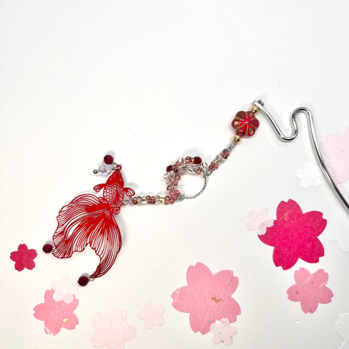 赤い金魚の簪【赤い金魚透かしチャーム×赤系チェコビーズ】 かんざし