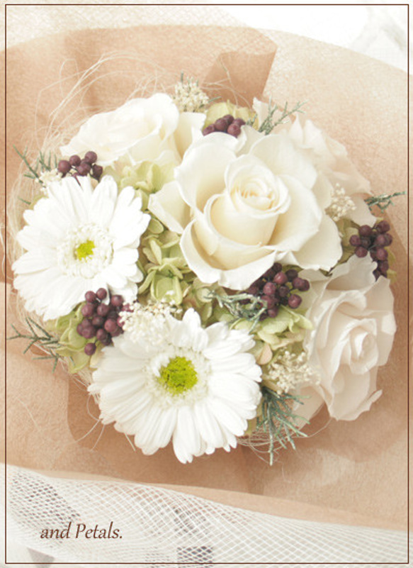 オフホワイトのガーベラとバラの花束　シンプルなサマーブーケ　ご結婚披露宴の花束贈呈・両親贈呈に　B038 4枚目の画像