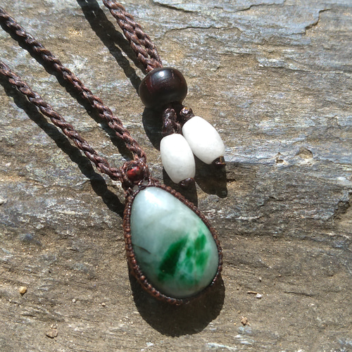 新品　未使用　ミャンマー本翡翠A貨　希少グラデーションペンダントネックレス 847 現品 k18金ゴールド ミャンマー産 本翡翠 ヒスイ ネックレス