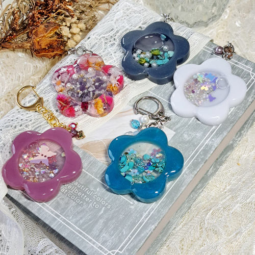 44】水晶、ラピスラズリ入りレジンキーホルダーハート型 アクアマリン  