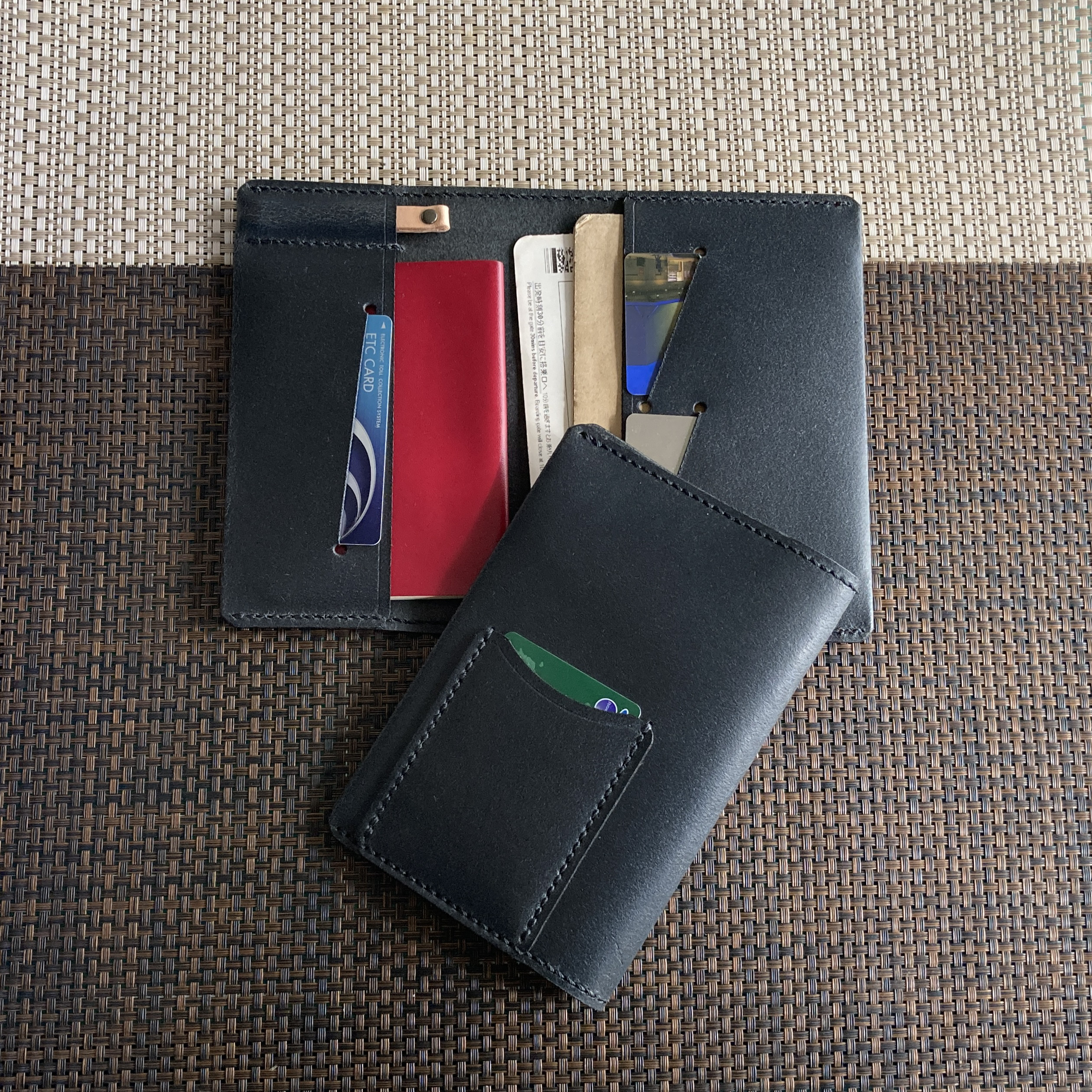 【ﾌﾞﾗｯｸ系 床革】国際免許証＆SIMカードが入るパスポートケース PPC-06bk2 ヌメ床革 旅券 230620