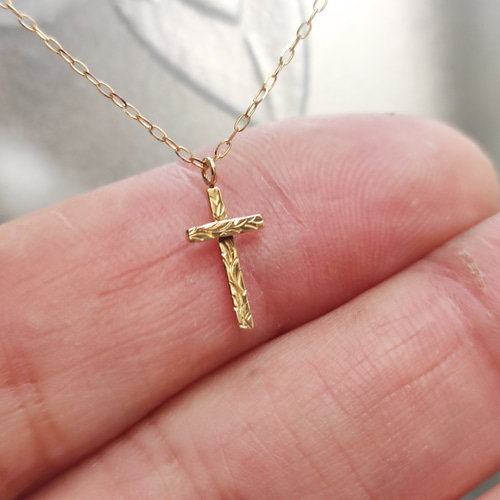 華奢なデザインが胸元を彩る。K18金ゴールド手作りネックレス／バー