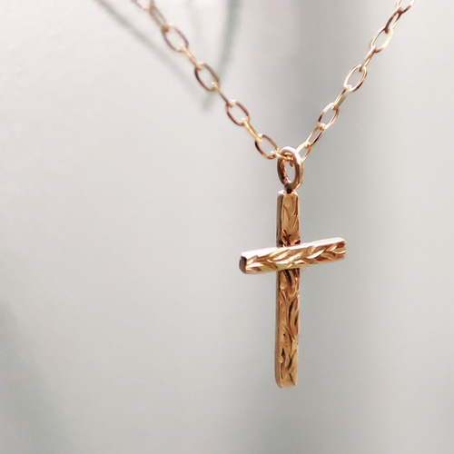 華奢なデザインが胸元を彩る。K18金ゴールド手作りネックレス／バー