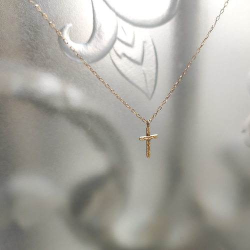 華奢なデザインが胸元を彩る。K18金ゴールド手作りネックレス／バー