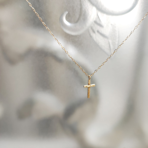 華奢なデザインが胸元を彩る。K18金ゴールド手作りネックレス／バー