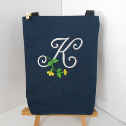 選べるお花のイニシャル刺繍の帆布の ポシェット　ネイビー14㎝　１６㎝ 1枚目の画像