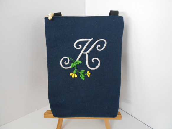 選べるお花のイニシャル刺繍の帆布の ポシェット　ネイビー14㎝　１６㎝ 1枚目の画像