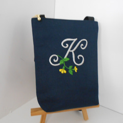 選べるお花のイニシャル刺繍の帆布の ポシェット　ネイビー14㎝　１６㎝ 6枚目の画像