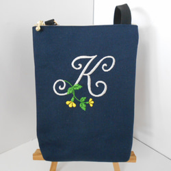 選べるお花のイニシャル刺繍の帆布の ポシェット　ネイビー14㎝　１６㎝ 2枚目の画像
