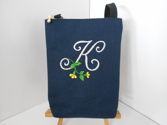 選べるお花のイニシャル刺繍の帆布の ポシェット　ネイビー14㎝　１６㎝ 2枚目の画像