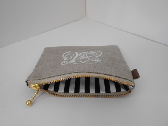 リネンの選べるイニシャル刺繍のポーチ　１２㎝　１４㎝　１６㎝　18㎝　20㎝白糸刺繍 4枚目の画像