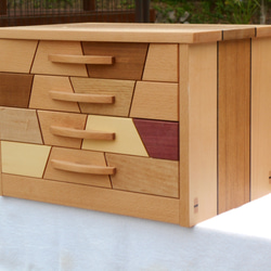 銘木で作った4段の隠し個所付引き出し チェスト・キャビネット