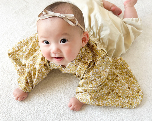ベビー袴　ハンドメイド　ベビー着物　白地に淡い黄色い花柄　刺繍　60 70 80 ベビー袴 ハンドメイド ベビー着物 白地に淡い黄色い花柄 刺繍