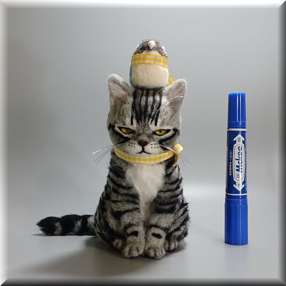 羊毛フェルト　猫　サバトラ猫 羊毛フェルト 猫 サバトラ猫さん と ブルーボタンインコさん