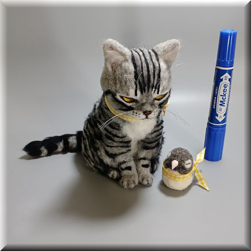 羊毛フェルト 猫 サバトラ猫さん と ブルーボタンインコさん