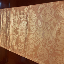 2197豪華刺繍の袋帯リメイク　タッセル付き正絹テーブルランナー 2枚目の画像