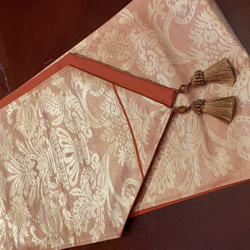2197豪華刺繍の袋帯リメイク　タッセル付き正絹テーブルランナー 5枚目の画像