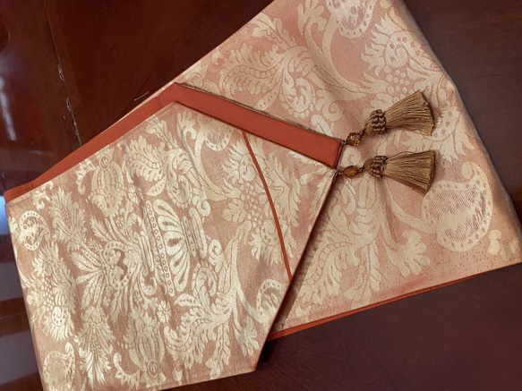 2197豪華刺繍の袋帯リメイク　タッセル付き正絹テーブルランナー 5枚目の画像