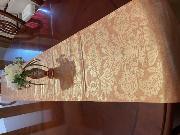 2197豪華刺繍の袋帯リメイク　タッセル付き正絹テーブルランナー 1枚目の画像