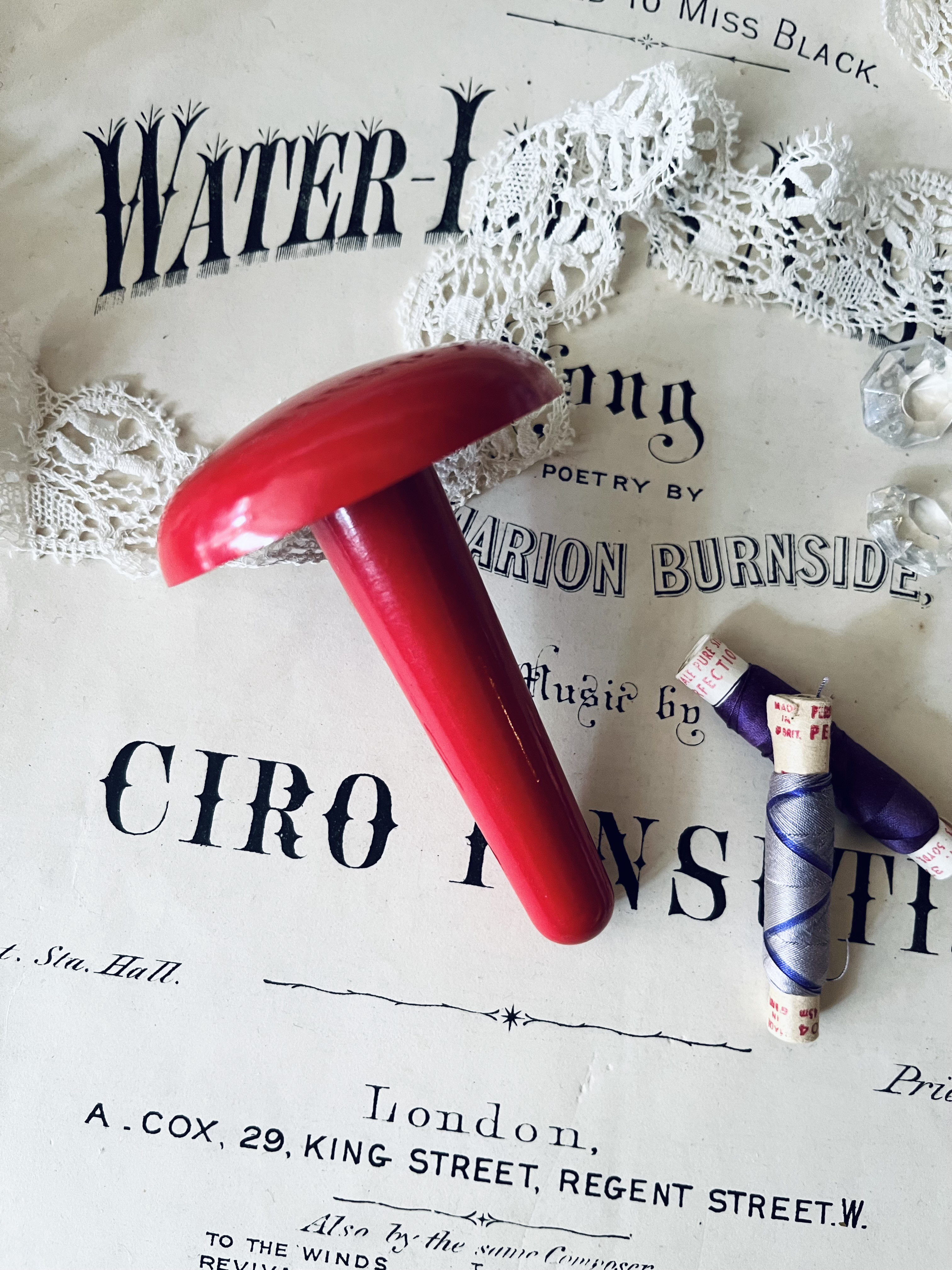 英国で出会った♪アンティーク ベークライト製 真っ赤なダーニングマッシュルーム /きのこ型の裁縫道具/刺繍道具