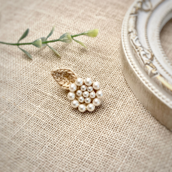 flower motif  シルキーパールとクロッシェのブローチ　beige crochet 3枚目の画像