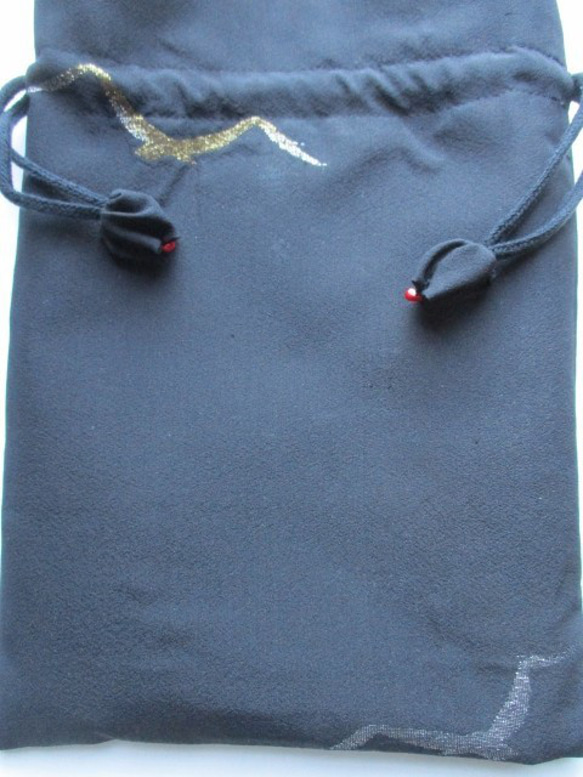 ７１９８　黒の正絹の着物で作った巾着袋　＃送料無料 3枚目の画像