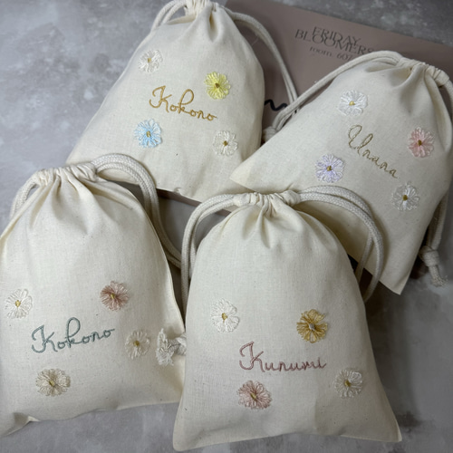 名入れ刺繡【立体的なお花刺繍巾着】メイクポーチ/サニタリーポーチ 