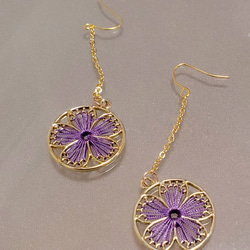 糸でできた　紫花ピアス 2枚目の画像